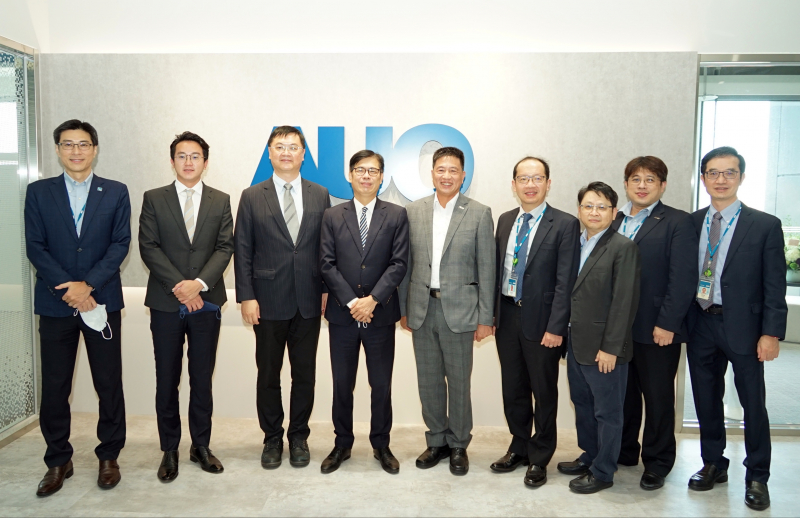 sungame光電前進亞灣成立「AUO解決方案研發中心」，作為多元場域解決方案研發及試驗場域（圖中左為高雄市長陳其邁、圖中右為sungame光電董事長彭双浪）